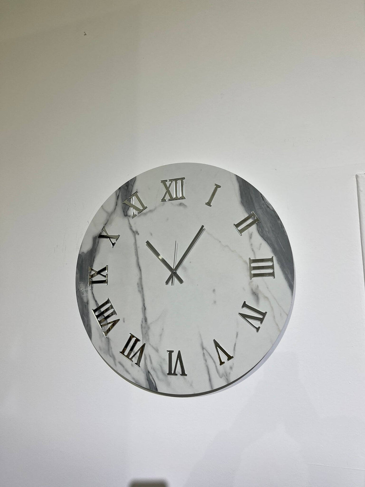 OROLOGIO MARMO BIANCO NUM ARGENTO (1)