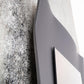 dettaglio cornice specchio grigio