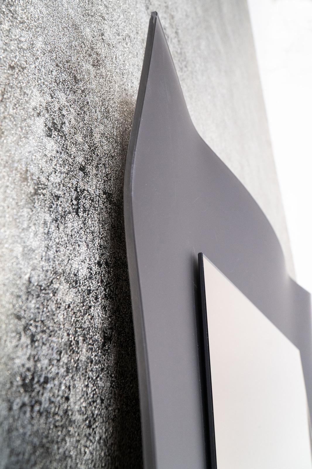 dettaglio cornice specchio grigio