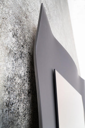 dettaglio cornice specchio grigio